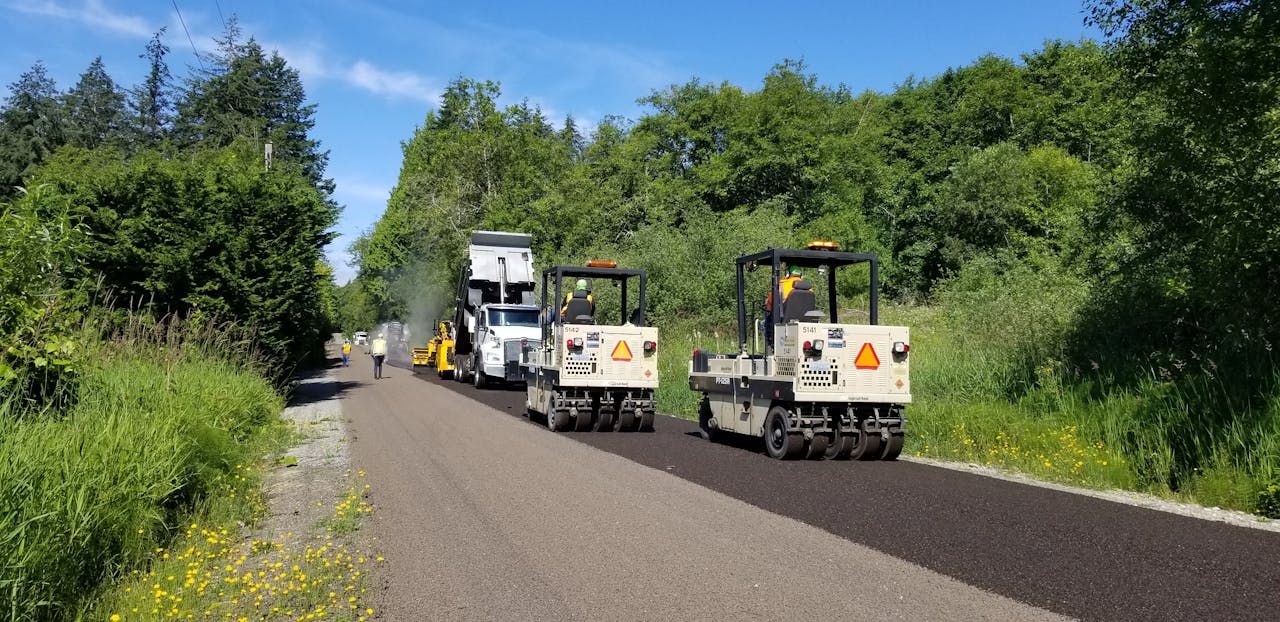 Asphalt resurfacing with pneumatic roller
